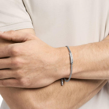 Ανδρικό βραχιόλι Emporio Armani EGS3189040 από ανοξείδωτο ατσάλι σε ασημί χρώμα με ταυτότητα, φορεμένο.